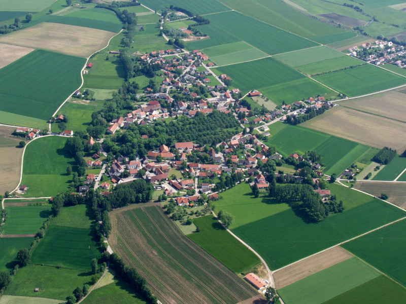 Luftbild von Schmiechen im Landkreis Aichach-Friedberg