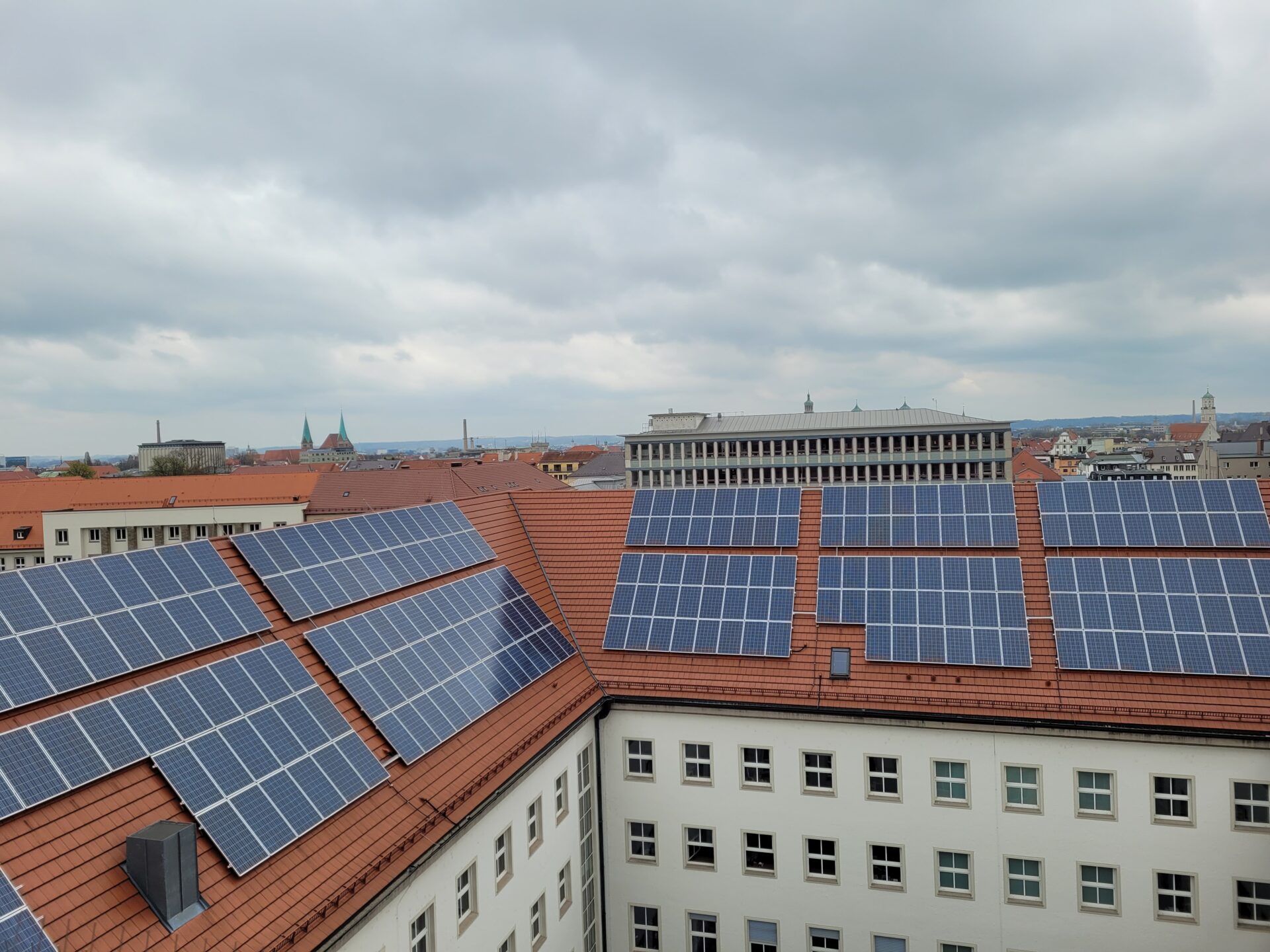 Photovoltaikanlage auf dem Gebäude des Landratsamt Augsburg