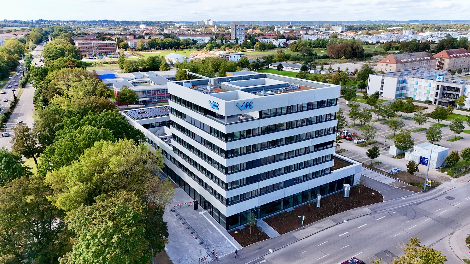 Die neue Firmenzentrale der Wohnbaugruppe Augsburg von der Stadtmitte aus gesehen, mit Blick in Richtung Westen